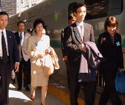 (2)5 returnees head to hometowns in Fukui, Niigata